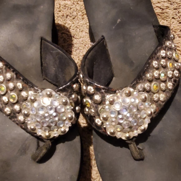 2 Pairs of Rhinestone Flip Flops Grazie & Hidensole - Picture 5 of 6